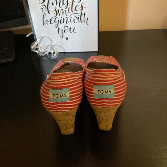 Toms striped red and white wedge size 7W - Picture 3 of 4